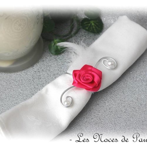 Ronds de serviette rose fuchsia et blanc avec rose en satin sur fil aluminium mariage x10