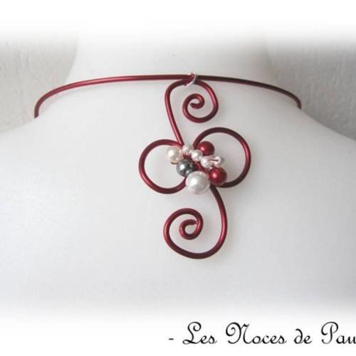 Bijou de dos rouge avec perles et volutes mariage