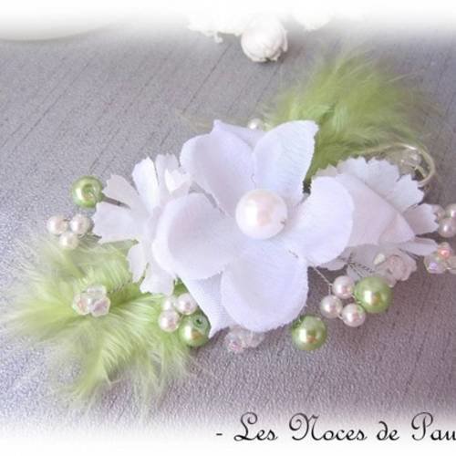 Attache traîne/ broche  blanc neige et vert à fleurs et plumes  eglantine 