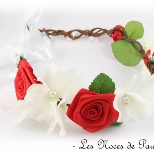 Couronne de fleurs mariage rouge et blanc roses asymétrique 