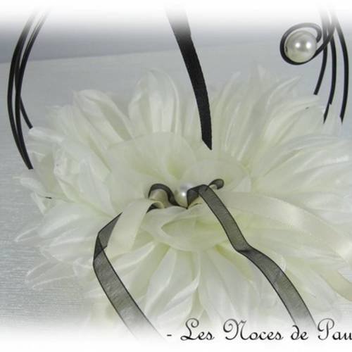 Porte alliances ivoire et noir à grande fleur anneaux mariage "volutes" 