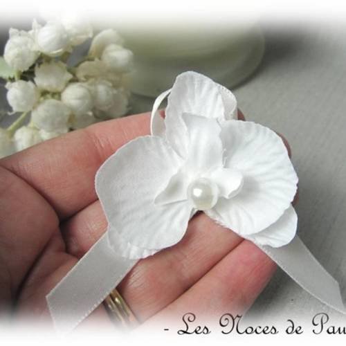 Boutonnière blanche orchidée version ruban plié a 