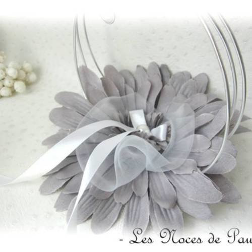 Porte alliances gris et blanc à grande fleur anneaux mariage v1 "volutes" 