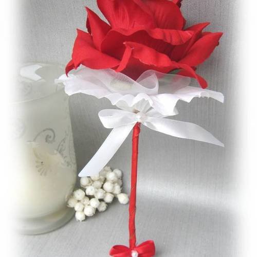 Bouquet de démoiselle d'honneur blanc et rouge baguette a 