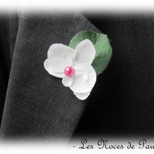 Boutonnière mariage blanc et fuchsia orchidée 