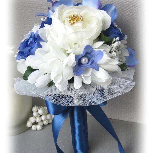 Bouquet de demoiselle d'honneur bleu et blanc eternel a 