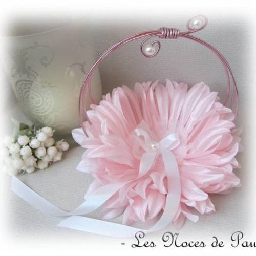 Porte alliances rose et blanc à grande fleur anneaux mariage "volutes" 