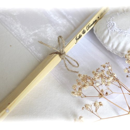 Eventails personnalisés en bois pour mariage nœud jute