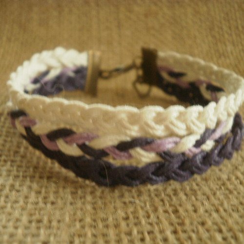 Bracelet  trois rangs en coton ciré tressé  , coloris violet , écru et mauve ,  taille 19 cm