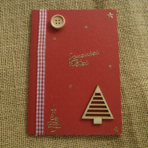Carte rectangulaire double  "joyeuses fêtes"  rouge , décors sapin et bouton en bois + enveloppe assortie