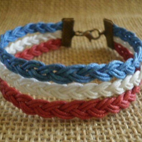 Bracelet  trois rangs en coton ciré tressé  , coloris bleu , blanc et rouge ,  taille 18 cm