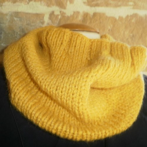 Snood  tour de cou coloris jaune tricoté main en jersey  , laine et acrylique