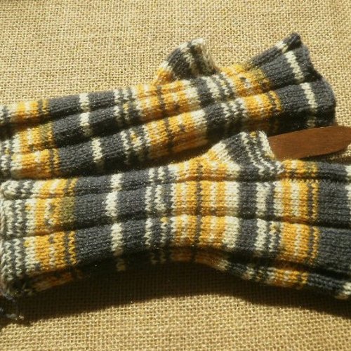 Mitaines tricotées main , dans un fil changeant rayé multicolore , laine et polyamide
