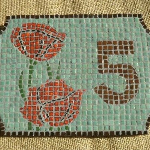 Numéro de maison  "5"  en  micro mosaiques de terre cuite  , motifs fleurs , taille 22 x 14 cm
