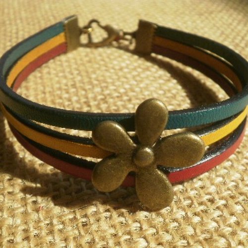 Bracelet  trois rangs en cuir , coloris pétrole , rouge et jaune , breloque fleur laitonné  , taille 19 cm