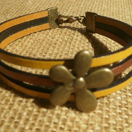 Bracelet  trois rangs en cuir , coloris cuivre et jaune , breloque fleur laitonné  , taille 18,5 cm