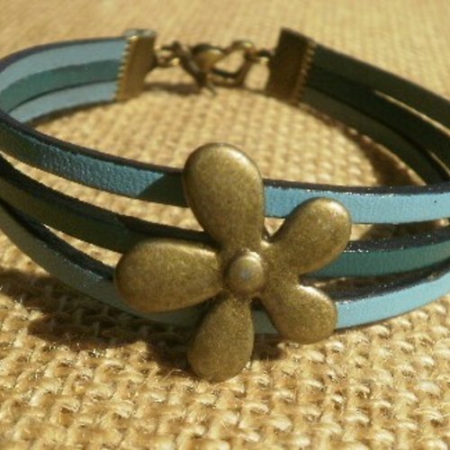 Bracelet  trois rangs en cuir , coloris bleu , breloque fleur laitonné  , taille 19 cm
