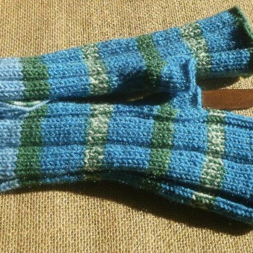 Mitaines tricotées main , dans un fil changeant dans les tons bleu et vert