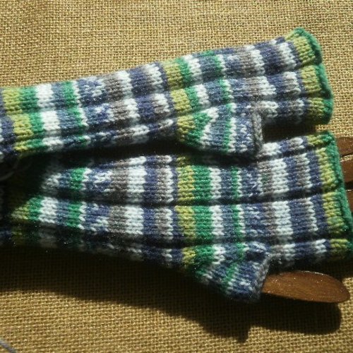 Mitaines tricotées main , dans un fil changeant multicolore , 50 % acrylique , 50 % polyamide
