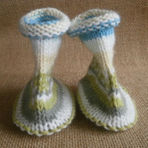 Chaussons pour bébé tricotés main , laine autorayante multicolore  , taille 3/6 mois