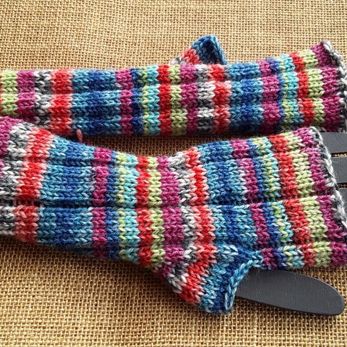 Mitaines tricotées main , dans un fil changeant multicolore , 100 % laine