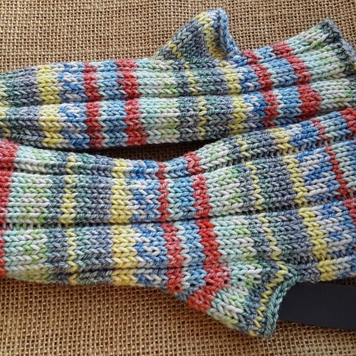 Mitaines tricotées main dans un fil changeant rayé multicolore , laine et coton