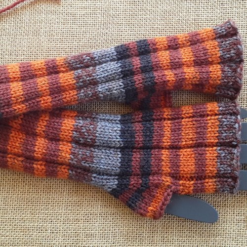 Mitaines tricotées main , dans un fil changeant rayé multicolore , laine et polyamide