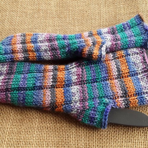 Mitaines dépareillées tricotées main , dans un fil changeant multicolore , 100 % laine
