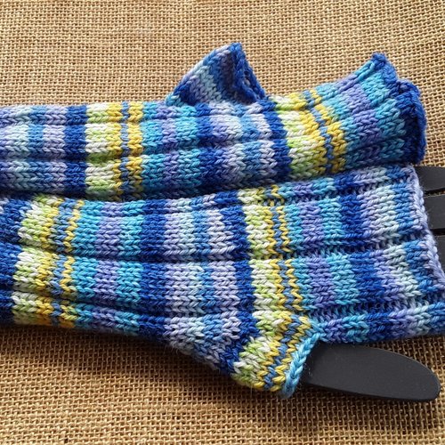 Mitaines dépareillées tricotées main , dans un fil changeant multicolore , 100 % laine