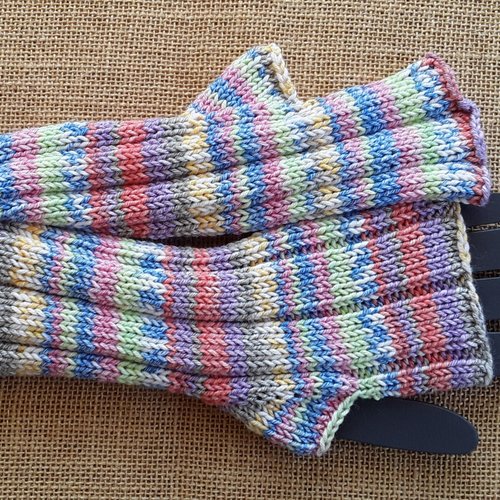 Mitaines tricotées main dans un fil changeant rayé multicolore , laine et coton