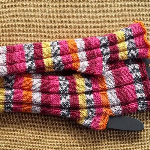 Mitaines tricotées main dans un fil changeant rayé multicolore , laine et polyamide