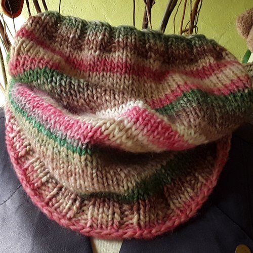 Snood  tour de cou tricoté main dans une laine changeante multicolore