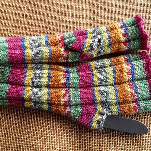 Mitaines tricotées main dans un fil changeant rayé multicolore , laine et polyamide