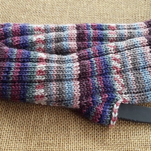 Mitaines tricotées main , dans un fil changeant multicolore , 100 % laine