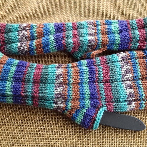 Mitaines asymétriques tricotées main , dans un fil changeant multicolore , 100 % laine