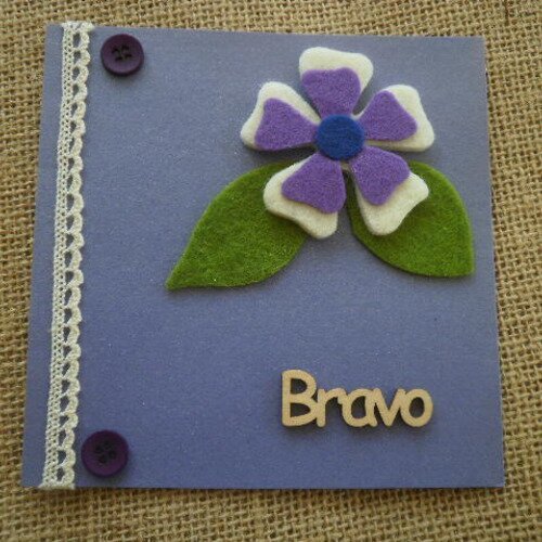 Carte carrée  double , coloris violet , décors fleur en feutrine  + enveloppe assortie