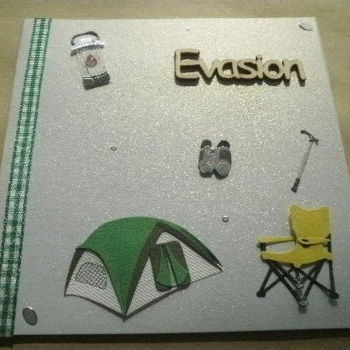 Carte carrée double ,  thème camping  message "évasion" , coloris blanc + enveloppe  assortie 