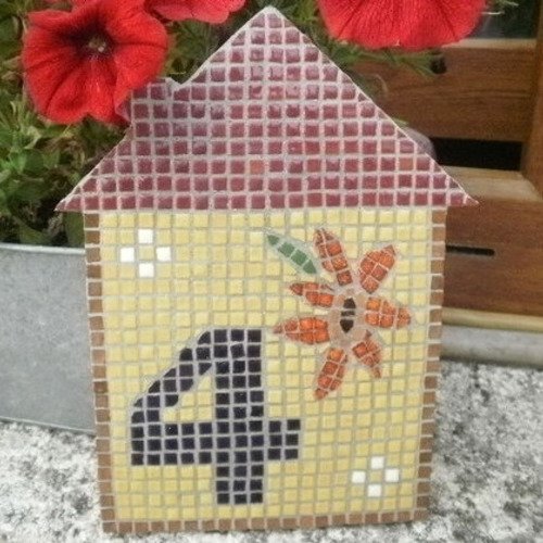 Numero de maison  " 4"   , en forme de maison , en  micro mosaiques de terres cuites  , motif fleur 