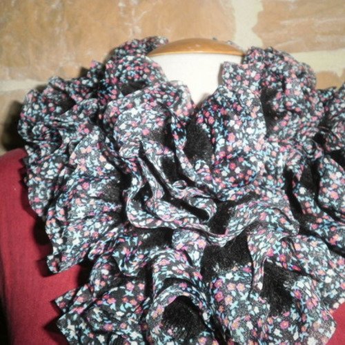 Echarpe " foulard "  volantée  , tricotée en  ruban fond noir à motif  petites fleurs 