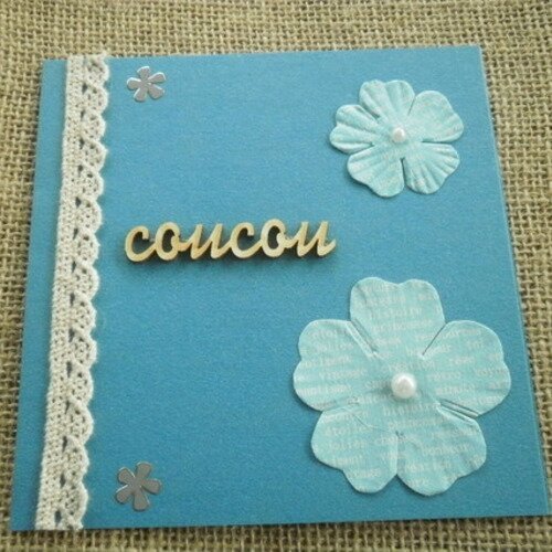Carte carrée double , coloris turquoise , message "coucou"  , décors fleurs en papier + enveloppe assortie