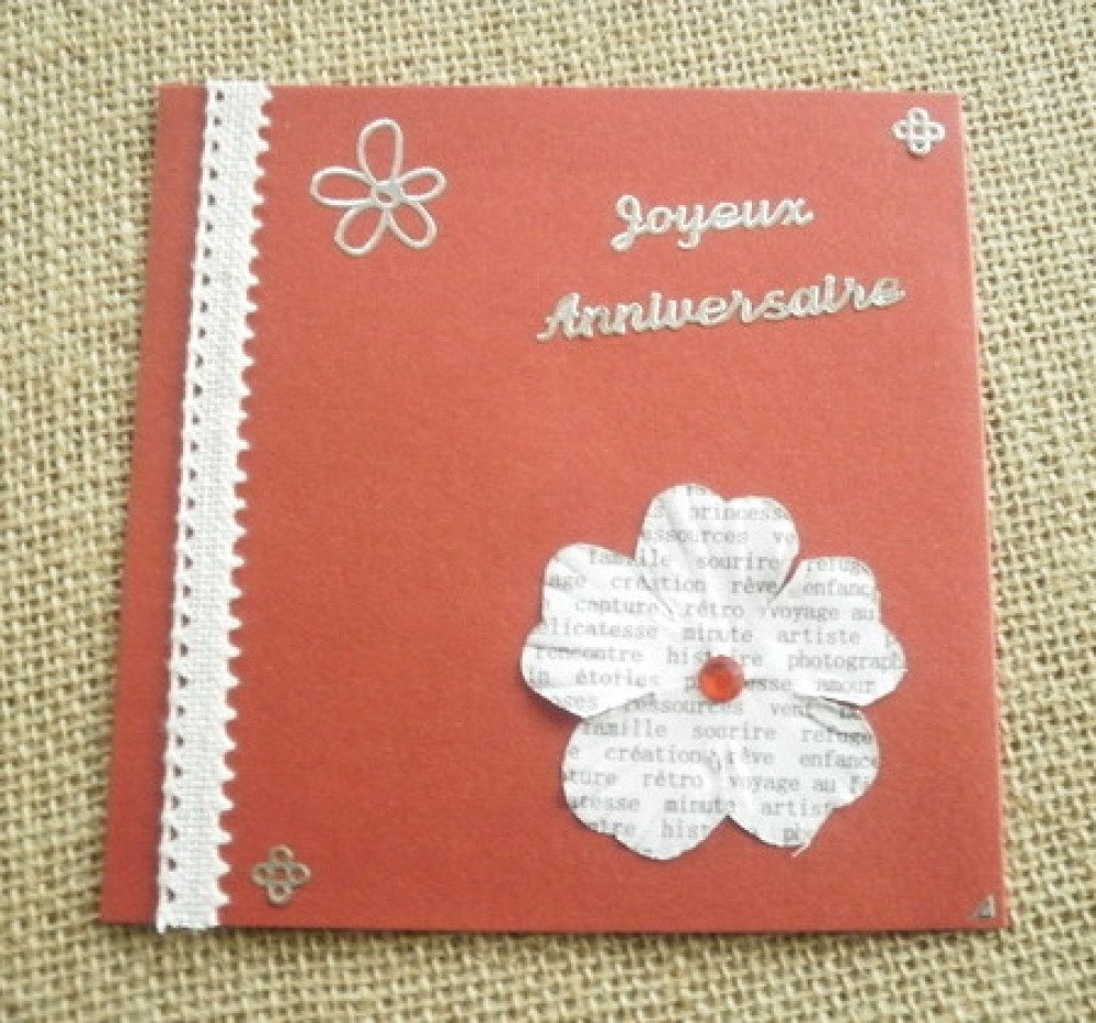 Carte Carree Double Joyeux Anniversaire Coloris Rouge Decoree Avec Une Fleur En Papier Enveloppe Assortie Un Grand Marche