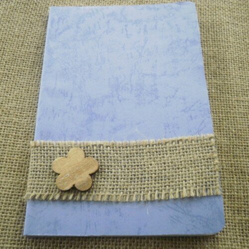 Carnet  décoré de papier bleu lavande marbré , jute et fleur , taille  12/18 cm 