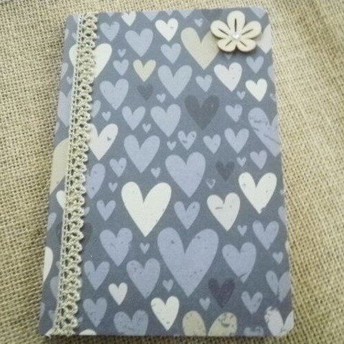 Carnet  décoré de papier bleu  motifs coeur , taille  12/18 cm 