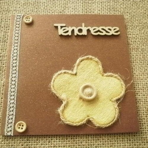Carte  carrée  double , coloris marron  , message "tendresse"  , décors fleur + enveloppe assortie 