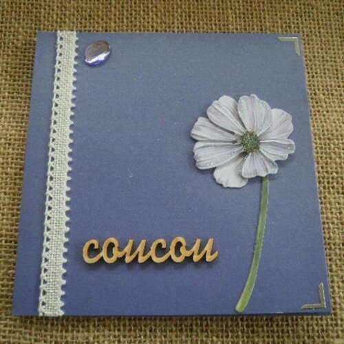 Carte carrée double , coloris violet , message "coucou"  , décors fleur + enveloppe assortie