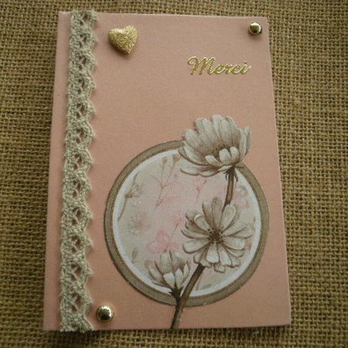 Carte rectangulaire double , coloris rose  , message "merci"  , décors fleurs  + enveloppe assortie