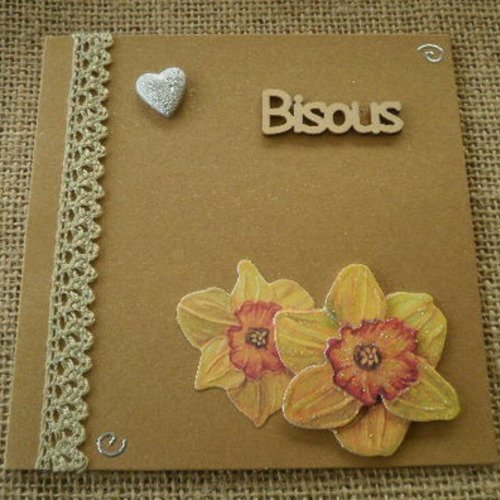 Carte carrée double , coloris beige doré , message "bisous"  , decors fleurs + enveloppe assortie