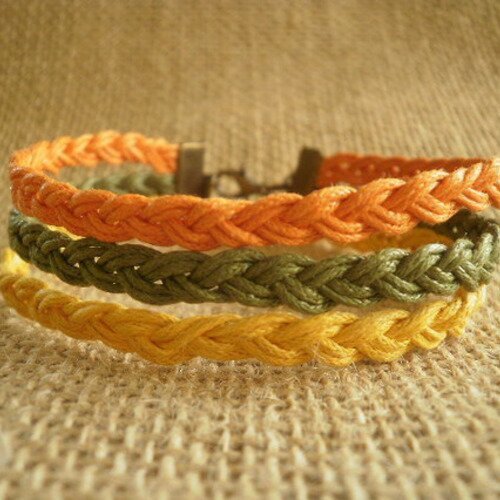 Bracelet  trois rangs en coton ciré tressé  , coloris kaki , orange et jaune ,  taille 19,5 cm