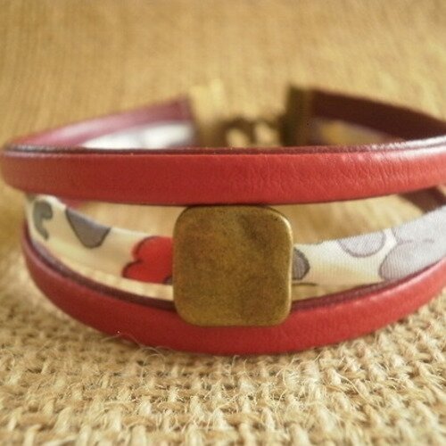 Bracelet  en simili cuir et cordon liberty  , coloris  rouge et fleuri   , perle laitonnée , taille 19 cm