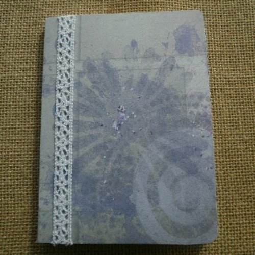 Petit carnet , décoré de papier coloris gris à motifs bleu violine , taille 10,5 x 14,5 cm